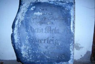 alter Grabstein der Biberschläger Einwohnerin Anna Mela Sauerteig, gefunden auf einer Müllkippe in Gera oder Gotha, jetzt im Pfarrhaus