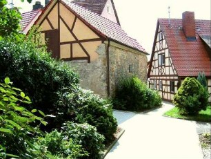 Kirchhof im Osten - erhaltenes Teilstück der Kirchhofmauer im Ostsüdosten (Wehrgang im 18 Jh abgetragen) als Außenwand eines Hauses