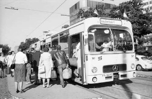 Freiburg: Teilnehmer besteigen Bus und Tram