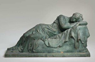 Ruhende (Ariadne?), Kaminaufsatz