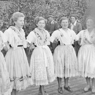 Kulturfest nach der Grundsteinlegung in Briesen. Junge Frauen in festlicher Spreewaldtracht. : Kulturny swjedźeń po połoženju zakładneho kamjenja w Brjazynje. Młode žony w Błótowskej swjedźenskej drasće.