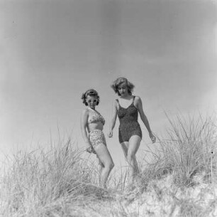 Elisabeth Gremmler (links) und eine Freundin in Badebekleidung am Strand