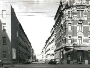 Leipzig-Lindenau. Helmholtzstraße. Blick von der Ecke Karl-Heine-Straße nach Nordnordwesten zur Endersstraße