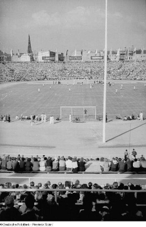 Blick auf das Spielfeld und die Zuschauertribünen des Walter-Ulbricht-Stadions während eines Fußballspiels