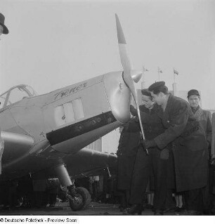Besucher an einem Propellerflugzeug auf dem Ausstellungsgelände der Technischen Messe