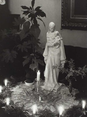 Madonna : Adventliches Stilleben mit Pflanzen, Keramikmadonna und brennenden Kerzen (wohl in der Wohnung der Fotografin)