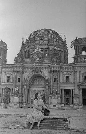 Aufnahmen von Abraham und Berta Pisarek in Berlin : Berta Pisarek vor dem Berliner Dom