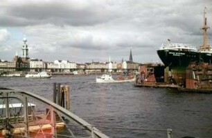 Hamburg. Hafen. Blick über die Norderelbe auf das Stadtviertel zwischen Baumwall und Landungsbrücken, rechts: Frachter in der Werft auf dem Schwimmdock