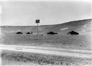 Zeltstadt : Blick zu Zelten der Berber, vorn Hinweisschild für den Zeltplatz.