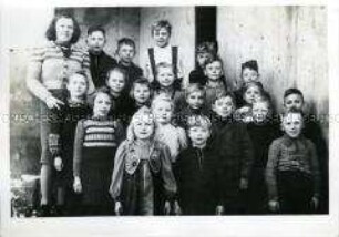 Neulehrerin mit Erstklässlern