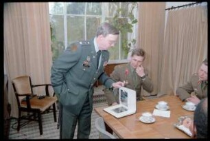Fotografie: Empfang sowjetischer Offiziere in den Lucius D. Clay Headquarters in Berlin-Dahlem
