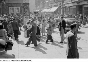 Passanten und Besucher der Leipziger Messe 1954 auf der Petersstraße