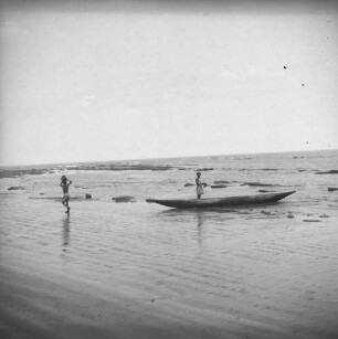 Fischerboot : Ein Fischer ist mit seinem Boot am Strand gelandet, ein Junge bringt seinen Fang zum nächsten Dorf.