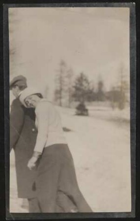 Hofmannsthal und Grete Wiesenthal mit Mantel und Mütze im Winter auf einer verschneiten Wiese