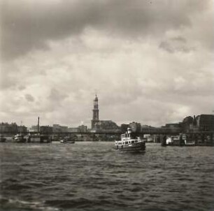 Hamburg. Stadtansicht vom Hafen mit St. Michaeliskirche
