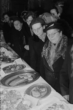 Besucherinnen vor dem Buffet einer Küchenausstellung im Sachsenhaus