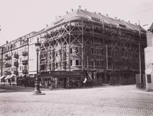 Dresden-Friedrichstadt, Weißeritzstraße 12, eingerüsteter Neubau eines Wohn- und Geschäftshauses, Ansicht von Süden
