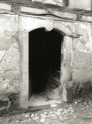 Meißen-Altstadt, Schlossgäßchen 1. Wohnhäuser (bezeichnet 1703, 1827, 1868). Fachwerk-Wohnhaus. Portal