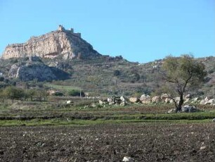 Insel Sizilien - Felsen mit Burgruine : Aufgenommen auf der Insel Sizilien 2005