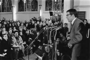 Der Kölner Studentenpfarrer Klaus Schmidt (rechts) beteiligte sich am Politischen Nachtgebet zum Thema Abtreibung und sammelte Unterschriften für einen Aufruf an Bundesminister Jahn zur Entkriminalisierung des Eingriffs. Erstabdruck: Anselm Weyer: Liturgie von links. Dorothee Sölle und das Politische Nachtgebet, Hrsg. für die Evangelische Gemeinde Köln: Markus Herzberg; Annette Scholl, Greven Verlag Köln, 2016.