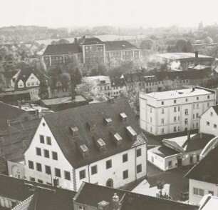 Geschwister-Scholl-Gymnasium : Blick vom Turm der Stadtkirche St. Moritz über die Brauhausstraße mit Wohnhaus (Gaststätte "Bacchuskeller", Heimatmuseum und Stadtbibliothek) (Nr. 24) gegen das Geschwister-Scholl-Gymnasium