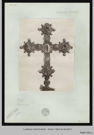 Kreuz mit der Darstellung der vier Evangelisten auf der einen Seite und der Kreuzigung Christi mit Maria, Johannes Evangelista, Maria Magdalena und darüber Gottvater auf der anderen