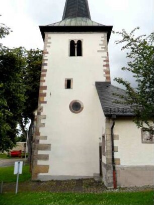 Soisdorf-Kirchturm von Norden (romanischer Chorturm) mit Biforium im oberen Geschoss