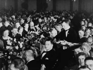 Szene aus dem Dokumentarfilm "Trauung von 70 Brautpaaren der Chlorodont-Werke": Festessen im Ausstellungspalast
