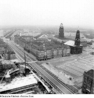 Kulturpalast im Bau (angeschnitten), Ernst-Thälmann-Straße, Altmarkt, Kreuzkirche und Rathaus