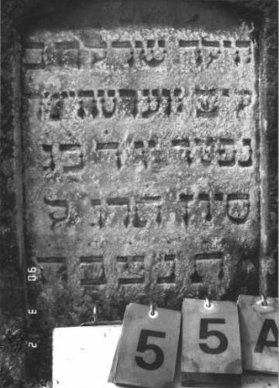 Grabstein 55 (Index: 99608739) Material: Sandstein Zustand: gut Maße HxBxT: 84x58x12 cm Beschreibung: Stele mit flachem Spitzgiebel, vertiefter Textteil mit spitzem Abschluß: Grabstein 55A
