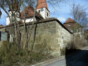 Altheim-Evangelische Kirche-Ansicht von Westsüdwesten mit Kirche (im Kern 12 Jh) über Kirchhofmauer (Wehrgang mit Steinbrüstung im 18 Jh abgetragen)