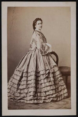 Porträt Lina Conradi (um 1840-nach 1868; Schauspielerin, Sängerin). Albuminabzug auf Karton (Carte-de-visite mit Atelieraufdruck verso)