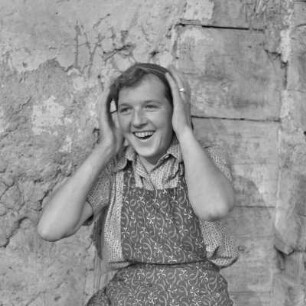 Porträt einer jungen Frau bei Familie Nowick in Burg Kauper. : Portret młodeje žony pola Nowickec swójby w Kupaŕskich Bórkowach.