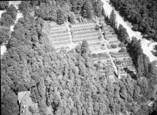 Dresden-Neustadt, Marienallee. Sowjetischer Ehrenfriedhof (angelegt 1945). Luftbild-Schrägaufnahme nach Norden