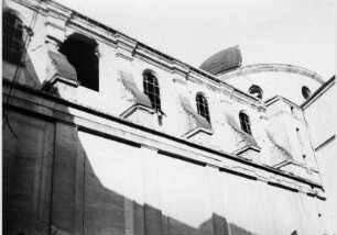 Blick auf die zum Teil zerstörte Fassade des Kaiser-Friedrich-Museums