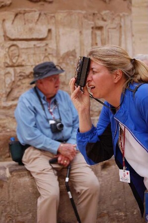 Amateurfotografin in Luxor : Touristin fotografiert im Säulensaal des Amun-Tempels von Karnak, Luxor, aufgenommen 2006