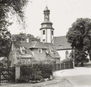 St. Martinskirche : Wohnhaus (2. V. 19. Jh.) gegen St. Martinskirche (Baubeginn 12. Jh., Umbau 18. Jh.)