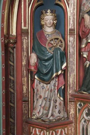 Rechte Altarnische: Die Heiligen Katharina, Elisabeth und Magdalena — Figur der heiligen Katharina in der rechten Mittelnische des Hochalters