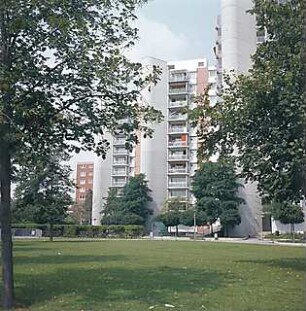 Hansjakob, Gottfried; München - Neuperlach Mitte; Wohnring Neuperlach - Grünflächen vor Wohnanlage (Fassadenansicht), Möblierung und Mastleuchten