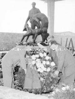 Kranzniederlegung zur Einweihung der Nationalen Mahn- und Gedenkstätte Sachsenhausen