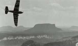Elbtal bei Rathen, Blick von der Bastei auf Sportflugzeug Klemm L-30 bei einem Reklameflug für Sturm-Zigarettenfabrik Arthur Dreßler