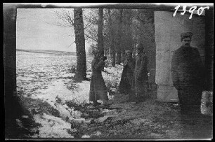 bei Illawcze (=Ilavche, Ukraine) an der Verkehrsstelle: Russische Soldaten beim Schnapstrinken hinter der Hütte für Tauschverkehr ("Tauschhandel Schnaps gegen Seife")
