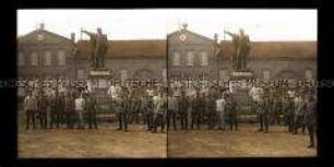 Soldaten am Denkmal Etienne-Maurice Gerard in Damvillers