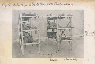 Foto von zu einem Block zusammengestellten mit Soldaten belegten Gestellen für den Verwundetentransport