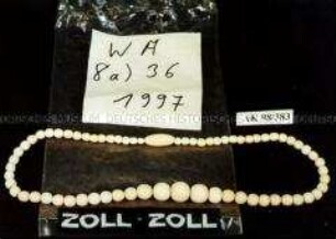 Halskette aus Elfenbein, vom Zoll beschlagnahmt, mit Zoll-Inventarzettel, in Zoll-Kunststofftüte
