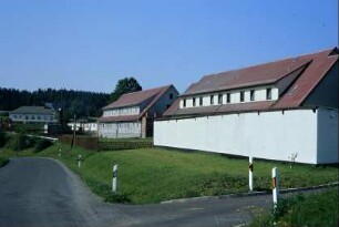 ehemalige Wohnunterkünfte der Wismutkumpel, später Unterkünfte der NVA, jetzt landeseigenes Kinder- und Jugenddorf