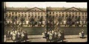 Passanten und Kindergruppe vor dem Kavalierhaus beim Schweriner Schloss