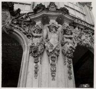 Dresden, Zwinger, Durchgang am Wallpavillon (Figurendetail)
