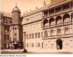 Dresden. Großer Schloßhof, Blick zum nordwestl. Treppenturm (ohne Beschriftung)