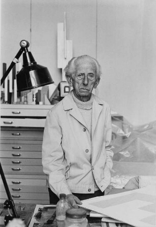 Der Maler Herman Glöckner in seinem Atelier